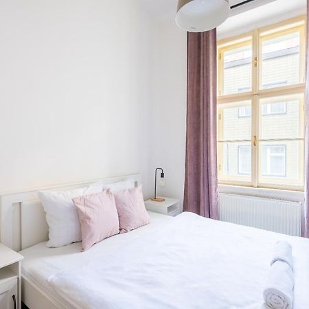Budget Reznicka Apartment Прага Екстер'єр фото