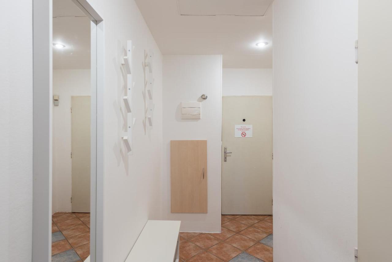 Budget Reznicka Apartment Прага Екстер'єр фото